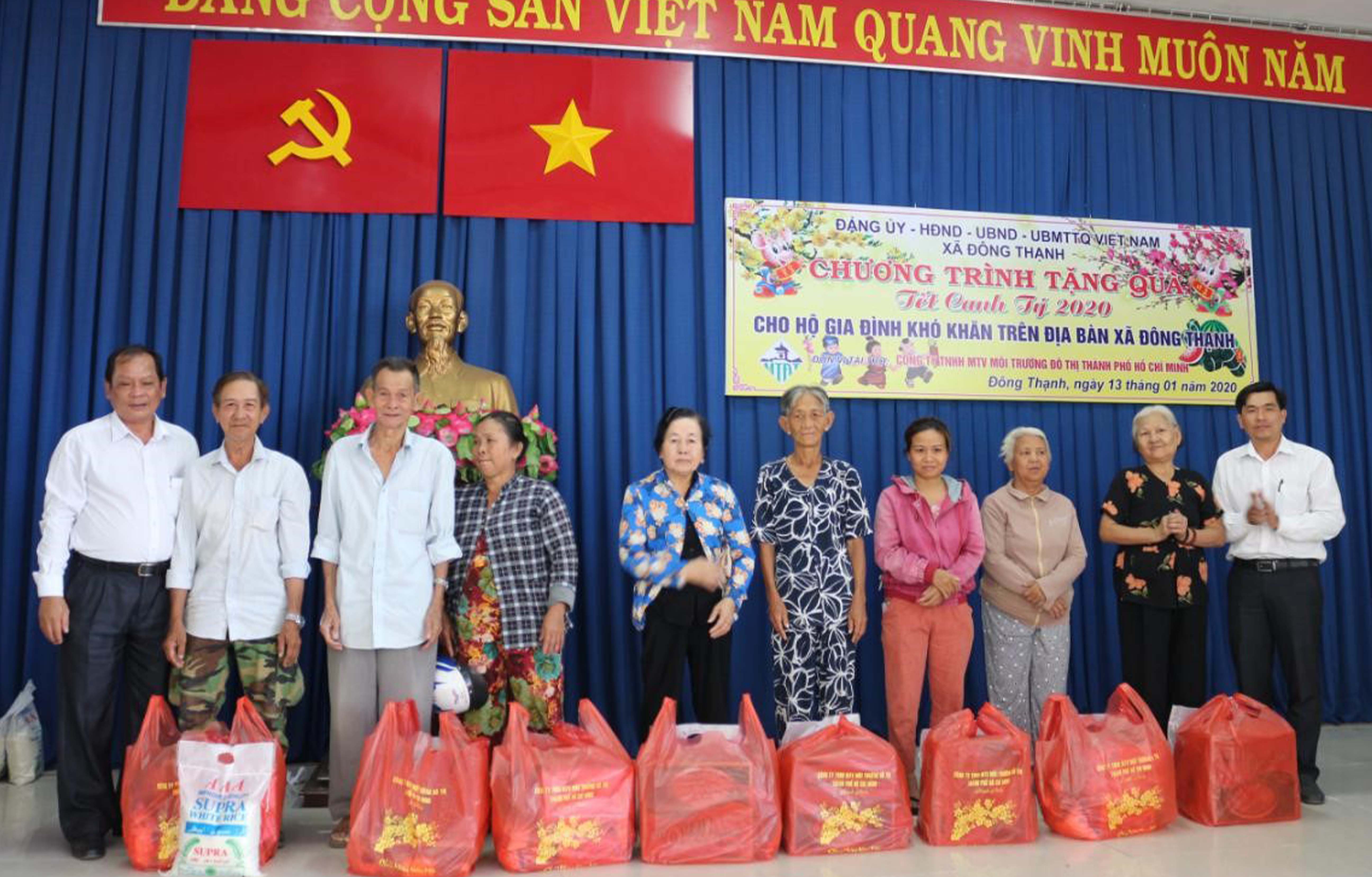 Thăm và tặng quà cho người dân tại xã Đông Thạnh, Hóc Môn