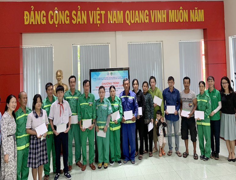 TỔ CHỨC TRAO TẶNG HỌC BỔNG CHO NGƯỜI THU GOM RÁC DÂN LẬP VÀ NGƯỜI LAO ĐỘNG KHÓ KHĂN TẠI CÔNG TY  NĂM 2022 ĐỢT 1