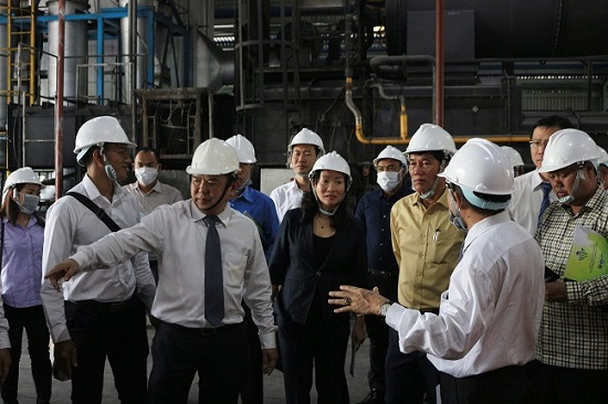 Đoàn Đại biểu cấp cao Thủ đô Phnôm Pênh, Vương quốc Campuchia do Ngài KHUONG SRENG, đến tham quan Nhà máy Đông Thạnh.