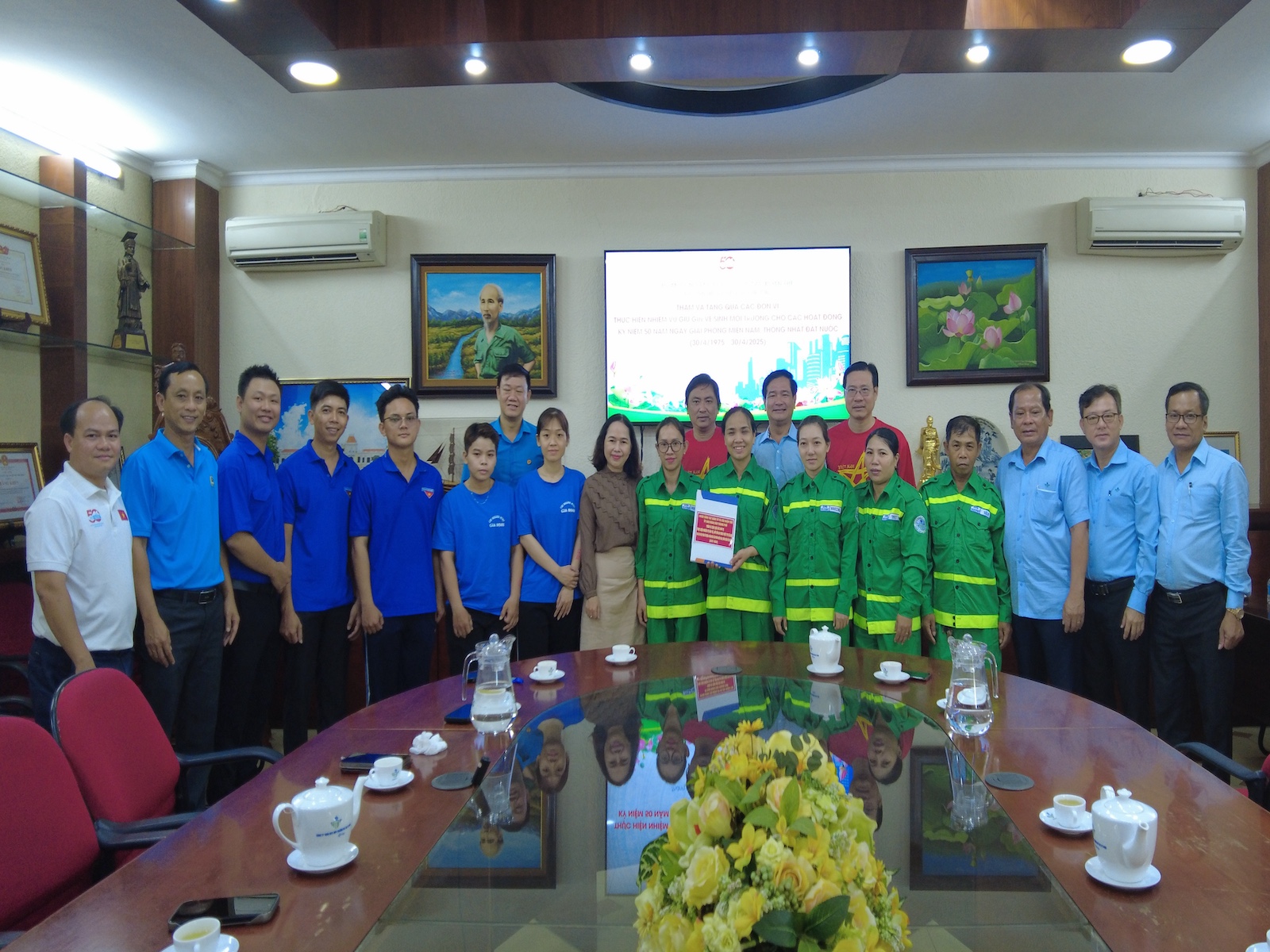 CÔNG ĐOÀN UBND TP.HCM THĂM VÀ TẶNG QUÀ CÁC ĐƠN VỊ THỰC HIỆN NHIỆM VỤ CÁC HOẠT ĐỘNG 50 NĂM NGÀY GPMN