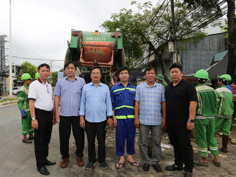 CÔNG TY TNHH MỘT THÀNH VIÊN MÔI TRƯỜNG ĐÔ THỊ TP.HCM HỖ TRỢ NGƯỜI DÂN TỈNH KHÁNH HÒA DỌN DẸP VỆ SINH MÔI TRƯỜNG