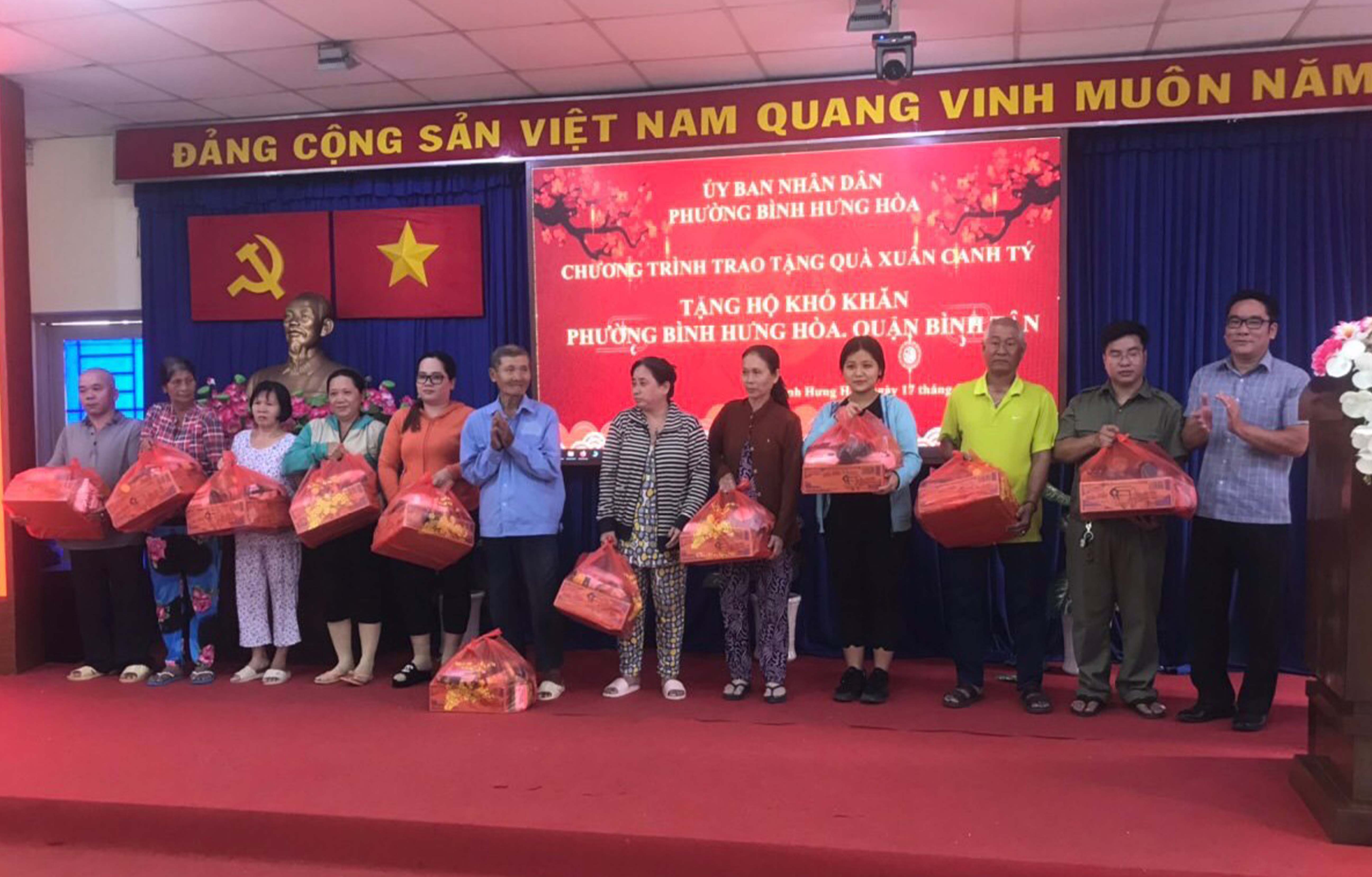 Thăm và tặng quà cho người dân tại P.BHH, P.BHH A, Bình Tân