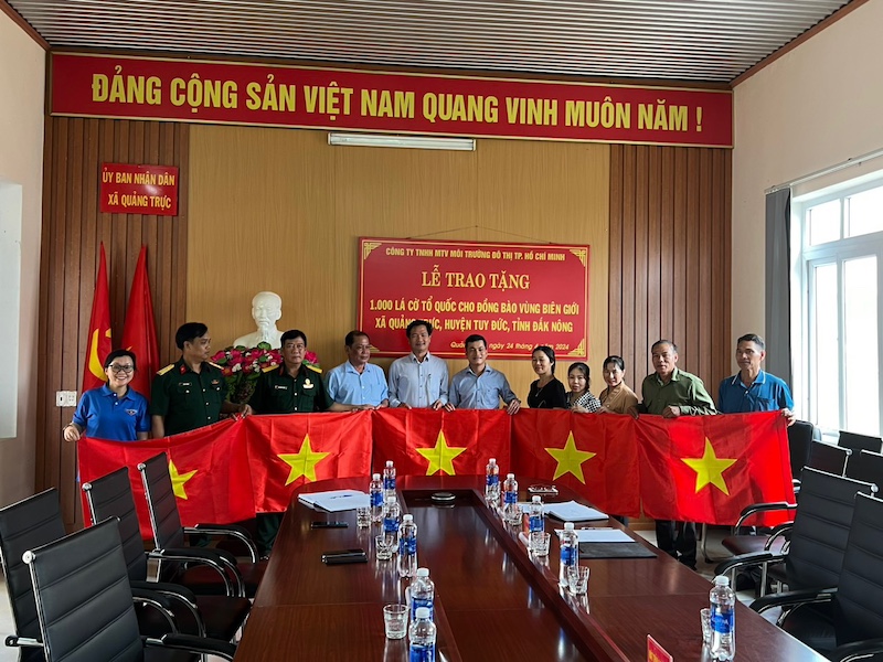 Trao tặng 1.000 lá cờ Tổ quốc cho người dân vùng biên Đắk Nông