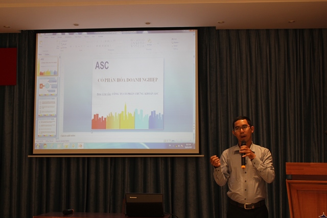 Ông Phạm Nguyễn Thiên Du – Phó Giám đốc Khối ngân hàng đầu tư Công ty Cổ phần Chứng khoán ASC giới thiệu, phổ biến các nội dung về chế độ chính sách thực hiện công tác cổ phần hóa doanh nghiệp.